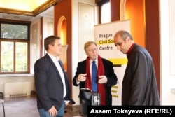 Кыргызский экономист Азамат Аттокуров (слева), председатель журналистского клуба «Аспарез» Левон Барсегян (справа) дискутируют на семинаре в Праге. 27 октября 2016 года.