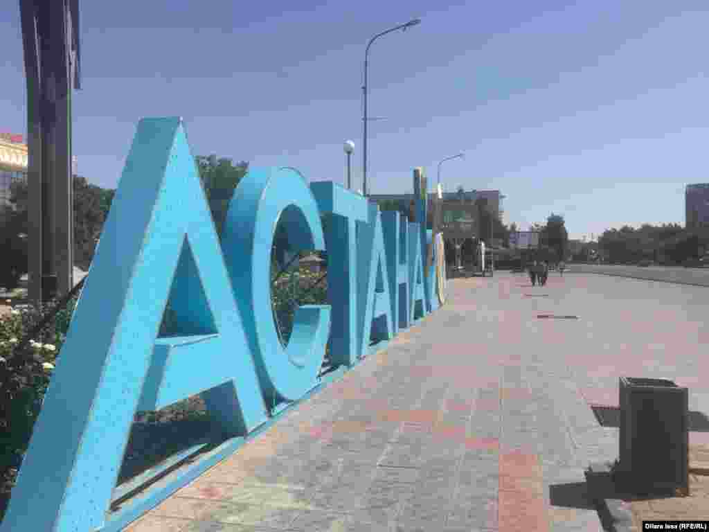6 июля - День столицы, &laquo;совпадающий&raquo; с днем рождения 78-летнего президента страны Нурсултана Назарбаева, - объявлен в Казахстане национальным праздником. В этом году страна отмечала 20-летие города. Столицу называют &laquo;детищем&raquo; президента.&nbsp; &nbsp; На фото: Надпись, установленная на центральной площади Шымкента.&nbsp; &nbsp;