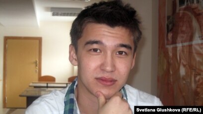 Жігітті желіге түсіріп жатыр