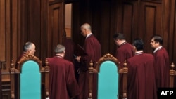 Судді Конституційного Суду України залишають залу засідань. Київ, 8 квітня 2010 року