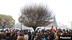 Граждане протестуют перед зданием правительства против повышения цен на продукты питания, Ереван, 19 декабря 2014 г. 