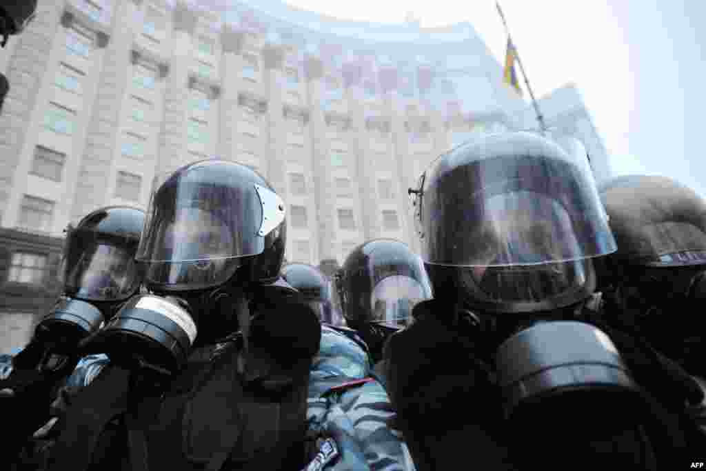 Бійці спецпідрозділу «Беркут» біля Кабміну, Київ, 24 листопада 2013 року
