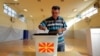 Një person duke votuar në referendumin e 30 shtatorit në Maqedoni.
