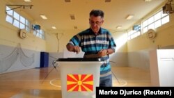 Një person duke votuar në referendumin e 30 shtatorit në Maqedoni.