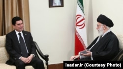 Arhiw suraty. Eýranyň syýasy lideri Aýatolla Seýed Ali Hameneýi türkmen prezidenti Gurbanguly Berdimuhmaedow bilen, 22-nji noýabr, 2015