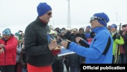 Armenia - Piotr Switalski (R), head of the EU Delegation in Armenia, awards a participant of an EU-sponsored cross-country ski festival in Ashotsk, 4 February 2018.