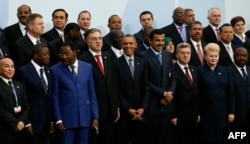 Лідери країн світу під час групового фото на саміті ООН щодо зміни клімату. Париж, 30 листопада 2015 року