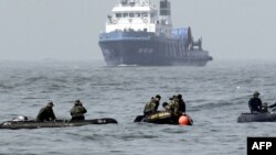 Pamje nga operacioni i kërkimit për viktimat nga fundosja e anijes në Korenë Jugore