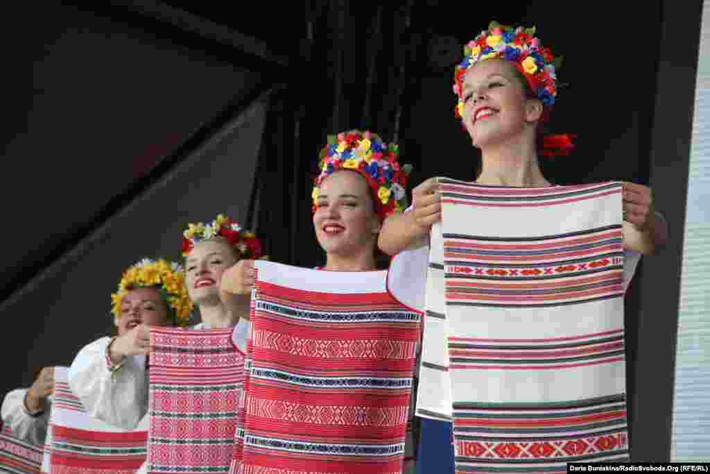 Заключна частина танцю відтворює українську традицію вшанування гостей хлібом-сіллю на вишиваному рушнику