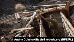 Український військовий біля Золотого Луганської області, 2 листопада 2019 року