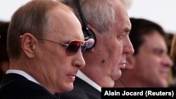 Зліва напрвао: Володимир Путін і Мілош Земан. Франція, 6 червня 2014 року