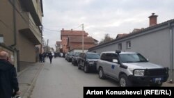 Возила на ЕУЛЕКС пред куќата на Красниќи.