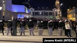 Policijski kordon ispred Srpskog narodnog pozorišta gde su se okupile pristalicd vlasti, 22. februara 2026.
