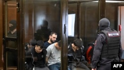 Дар курсии айбдорӣ 19 нафар нишастаанд, ки аксарашон зодагони Тоҷикистон ҳастанд.