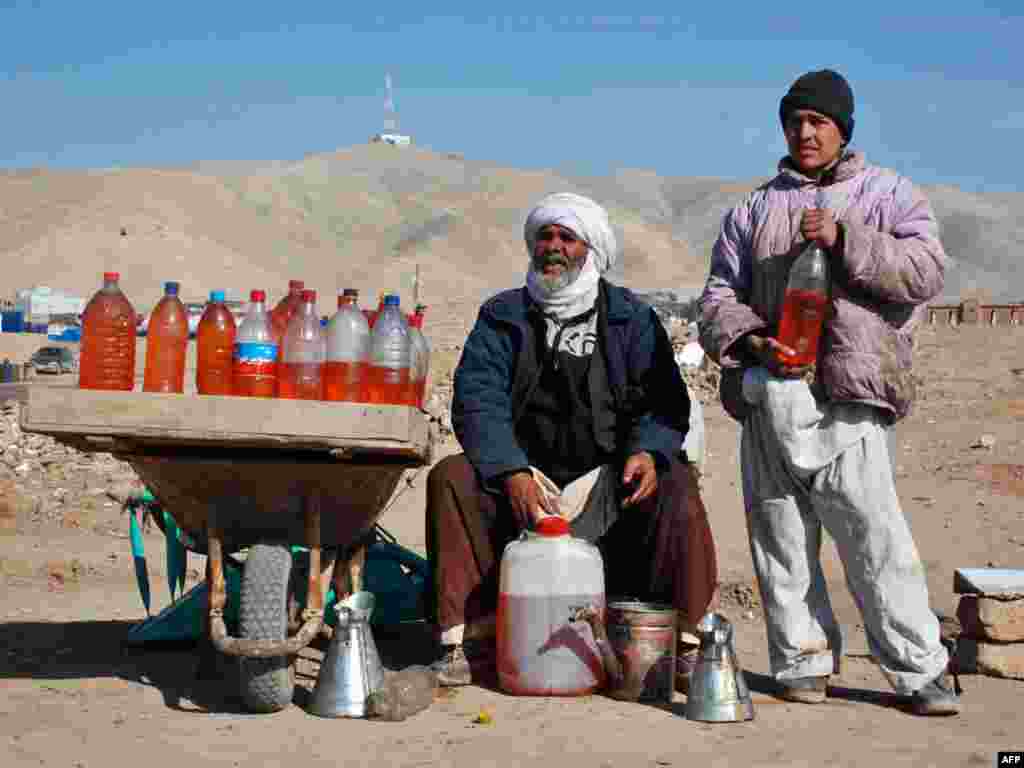 Afganistan - Prodaja goriva u flašama od vode u Heratu, zapadno od Kabula. Glasnogovornik guvernera Herata potvrdio je da je granica između Irana i Afganistana otvorena i da je više od 100 tankera sa gorivom ušlo u Afganistan , 24.01.2011. Foto: AFP / Aref Karimi