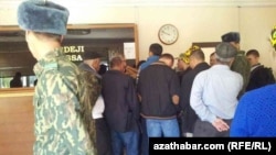 Pul ibermek boýunça nobat, Mary