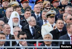 Patriarhul Kirill al Moscovei și al Întregii Rusii, președintele Curții Constituționale a Rusiei Valery Zorkin și procurorul general Igor Krasnov, participă la o paradă militară de Ziua Victoriei, care marchează cea de-a 78-a aniversare a victoriei asupra Germaniei naziste în al Doilea Război Mondial, în Piața Roșie din centrul Moscovei, Rusia, 9 mai 2023.