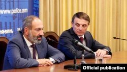 Armenia - Prime Minister Nikol Pashinian (L) introduces the new chief of the Armenian police, Valeri Osipian, to senior police staff in Yerevan, 11 May 2018.