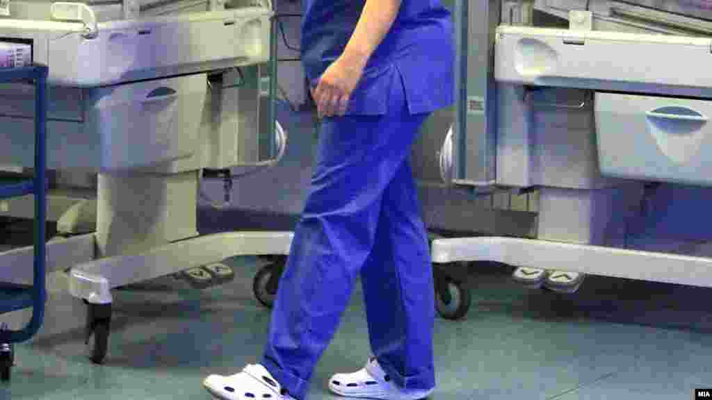 МАКЕДОНИЈА - Со официјализирање на соработката со Универзитетската клиника Јохан Волфганг Гете од Франкфурт, на пациентите ќе им овозможиме неопходните кардиохируршки интервенции да ги добиваат на клиниката за кардиохирургија во Скопје. Процедурите ќе ги изведуваат нашите доктори заедно со кардиохирурзите од Универзитетската клиника во Франкфурт, изјави министерот за здравство венко Филипче, кој е дел од владината делегација која беше во посета на Клиниката Гете.