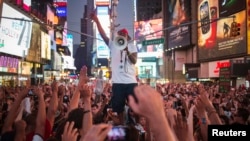 Proteste la New York împotriva achitării lui George Zimmerman. Cazul a provocat proteste de stradă, în mai multe oraşe americane, la care au participat mii de oameni, şi critici din partea organizaţiilor pentru drepturile omului.