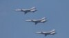 Bombarduesit strategjikë rusë të llojit Tu-22M3 duke lëshuar bomba gjatë stërvitjeve ushtarake të organizuara më 2018. 