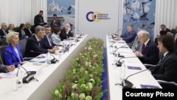 ირაკლი კობახიძე მრგვალი მაგიდის ფორმატის დისკუსიაზე, რომელშიც ურზულა ფონ დერ ლაიენიც მონაწილეობდა.