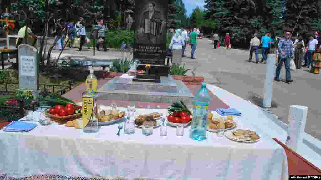 Paştele Blajinilor, cimitirul Sf. Lazăr (Doina), Chisinau