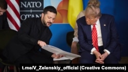 АҚШ президенті Дональд Трамп (оң жақта) пен Украина президенті Владимир Зеленский. Гаага, Нидерланд, 25 маусым, 2025 жыл.