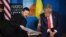Președintele ucrainean Zelenski cu omologul său american Trump în marginea summitului NATO de la Haga, 25 iunie 2025. 