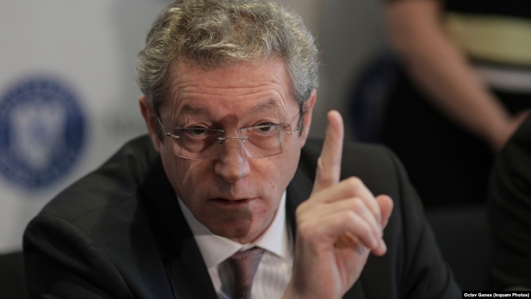 Streinu-Cercel a estimat greșit potențialul de risc al coronavirusului, al gripei aviare și al gripei porcine. În materie de titluri și funcții a dobândit tot ce se putea obține
