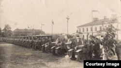 Сьвяточнае шыхтаваньне асабістага складу і тэхнікі 4-га бранятанкавага батальёну Войска Польскага. Брэст, 1930-я гг.