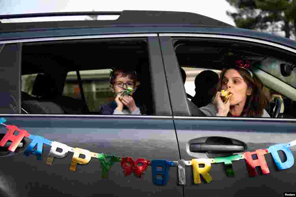 A születésnapi zsúrok is átalakultak. A képen látható gyerek születésnapján autóval keresték fel a zsúr &quot;vendégeit&quot;.