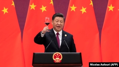 Қыздар бір-бірінің үстіне зейіп жатыр