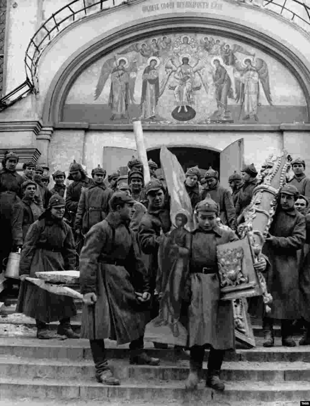 Communists in budyonovkas loot a&nbsp;Moscow monastery&nbsp;in 1923. The caps were used mostly through Russia&#39;s winter months, but the budyonovka&#39;s relatively thin felt was proving insufficiently warm for hard frosts.&nbsp;