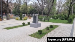 Памятный знак (закладной камень) жертвам депортации крымских татар из Крыма в сквере на бульваре Ленина в Симферополе