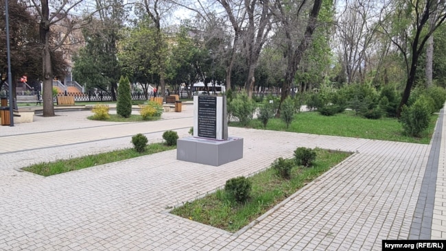 Пам'ятний знак (закладний камінь) жертвам депортації кримських татар із Криму в сквері на бульварі Леніна в Сімферополі