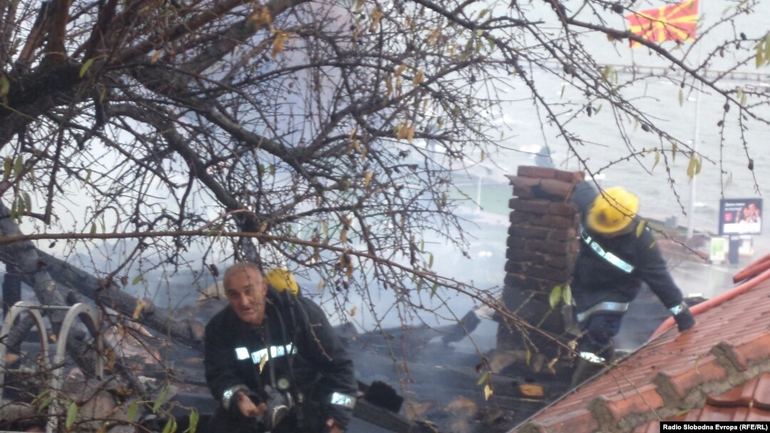 Пожарникари гаснат пожар во стариот дел на Охрид. 