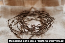 Ghem de sârmă ghimpată, închipuind cununa de spini biblică, la Memorialul Pitești, noiembrie 2025.