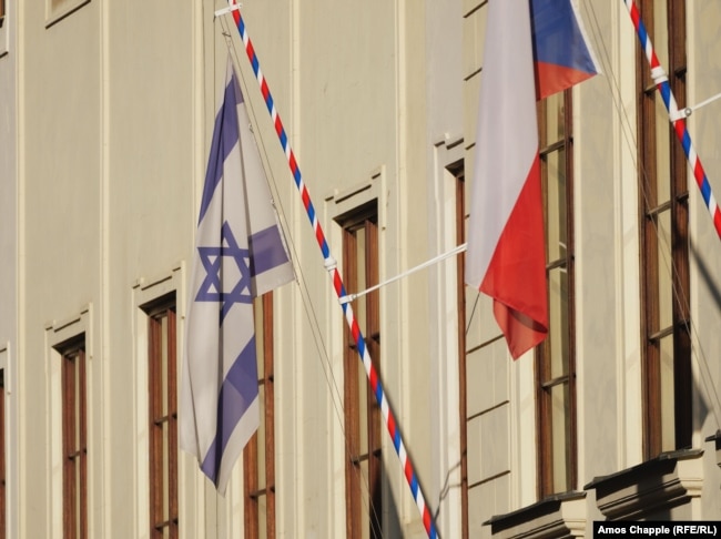 پرچم اسرائیل هنوز بر ساختمان پارلمان چک نصب است