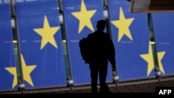 Një burrë duke ecur jashtë ndërtesës së Parlamentit Evropian në Bruksel, 29 maj 2024.