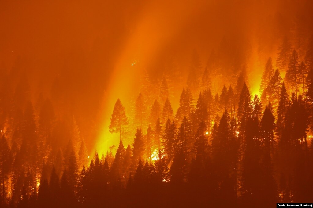 Zjarri "Dixie", ndër më shkatërruesit në historinë amerikane, duke djegur sipërfaqe të mëdha gjatë natës në Tejllorsvill të Kalifornisë. (27 korrik 2021)