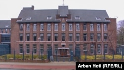 Specijalni sud u Hagu, zvanično poznat kao Specijalizovana veća i Specijalizovana tužilaštva Kosova, funkcioniše u okviru pravosudnog sistema Kosova, ali se sastoji od međunarodnih sudija i tužilaca.