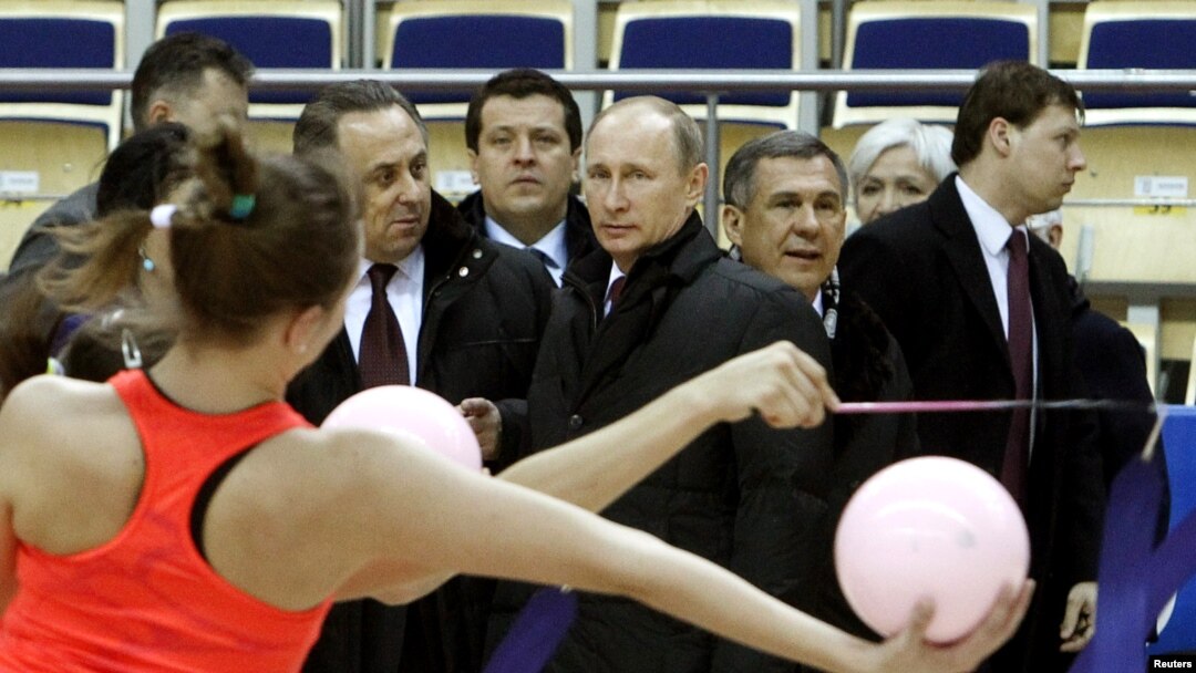 Путин Казанда спорт корылмаларын карап йөри (2013 ел, архив фотосы) 