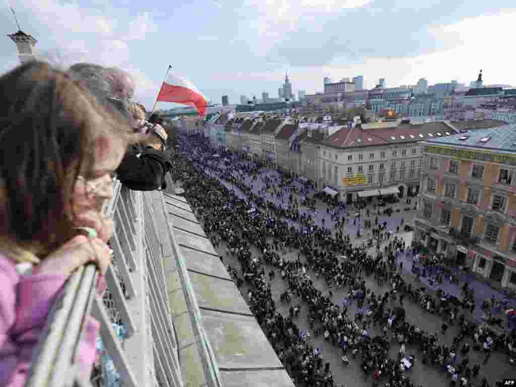Людзі ў Варшаве ідуць да прэзыдэнцкага палацу, каб разьвітацца з прэзыдэнцкай парай
