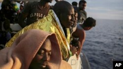 Migranti na brodu španske nevladine organiazcije ProActiva pošto su spaseni kod libijske obale na putu ka Italiji, 7. septembar 2017.