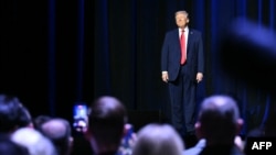 دونالد ترامپ روز ۲۳ دی‌ماه از معترضان ایرانی با عنوان «میهن‌پرست» نام برد و خواستار «ادامهٔ اعتراضات» آنان شد و گفت که «کمک در راه است»