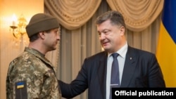 Встреча президента Украины Петра Порошенко и освобожденного украинского военнослужащего Андрея Гречанова