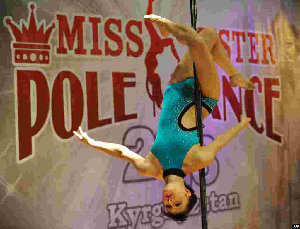 O participantă la competiţia &quot;Miss Pole Dance Kyrgyzstan 2013&quot; din Bishkek. (AFP/Vyacheslav Oseledko)