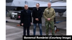Prim-ministrului României, Ilie Bolojan (stânga), împreună cu prim-ministrul Regatului Țărilor de Jos, Dick Schoof (centru), la Baza Aeriană 71 „General Emanoil Ionescu”, de la Câmpia Turzii.