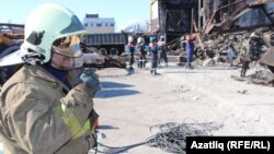 Рятувальники розбирають завали на місці пожежі, 14 березня 2015 року